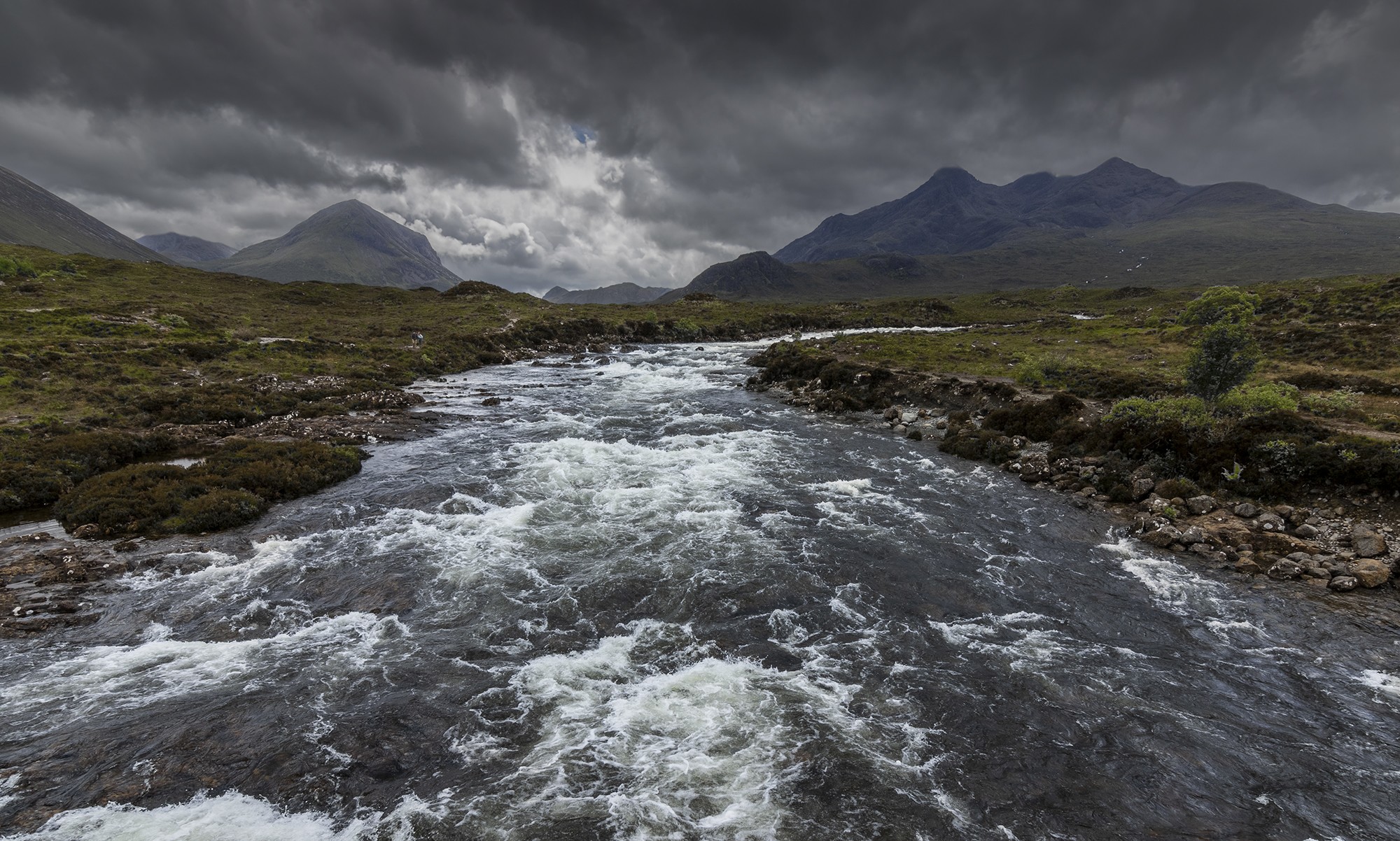 Antonio Ben&iacute;tez Paz - PaisajeMonta&ntilde;aIsladeSkye_AntonioBen&iacute;tezPaz